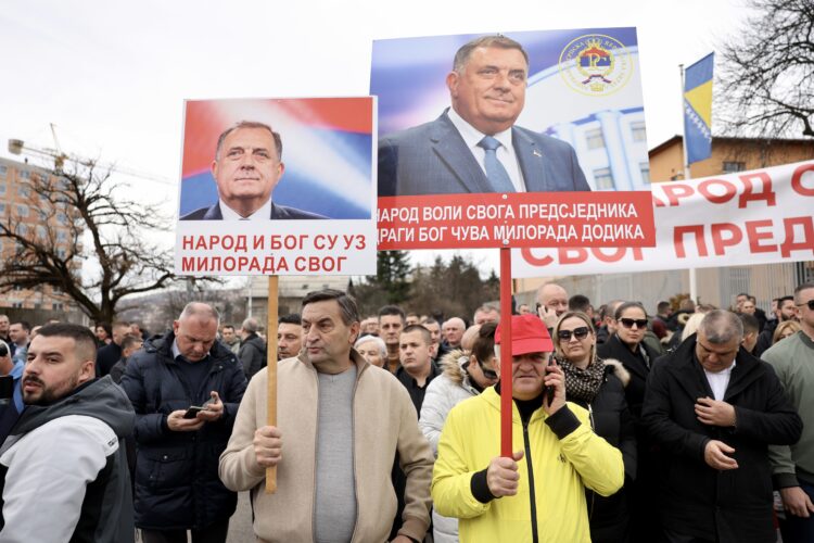 Miting podrške, posebne sjednice, prijetnje – sve zbog sudskog postupka protiv Dodika